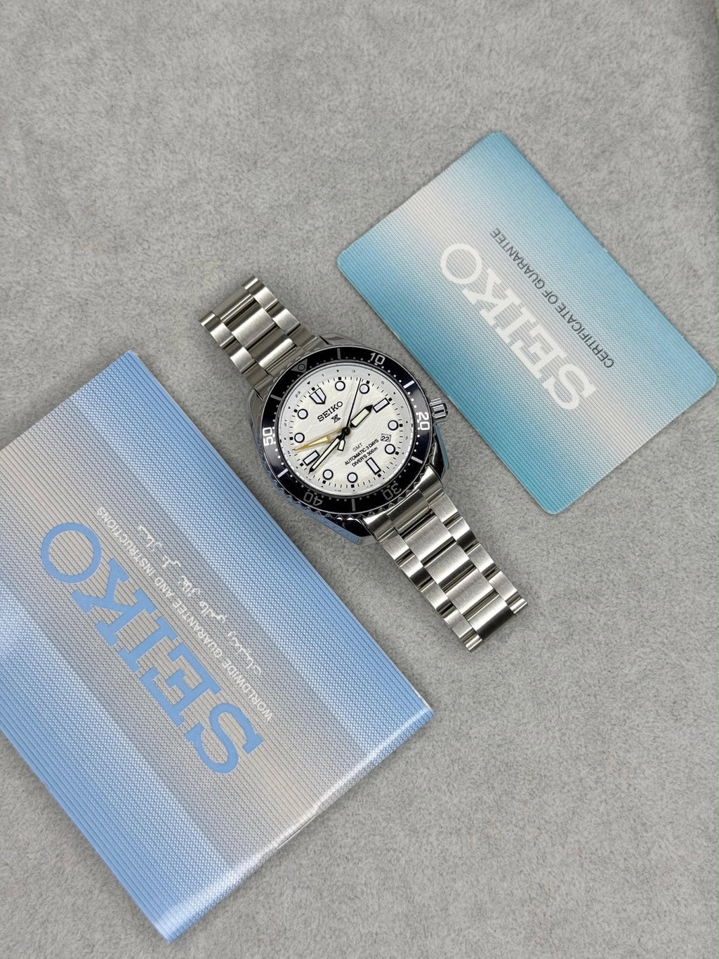 Seiko white dial quartz men's watch with silver bracelet